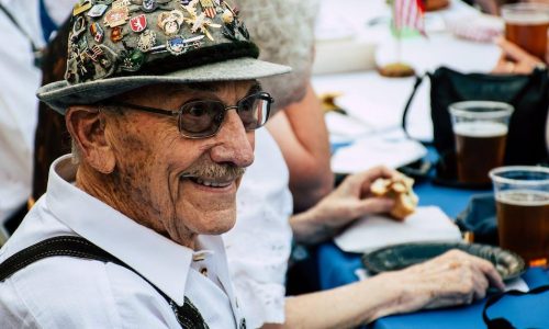 Tyrolerfest og Oktoberfest – Den ultimative guide til tyroler udklædning for herre og kvinder