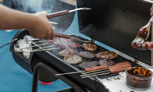 Skyd grillsæsonen i gang med det perfekte udendørs køkkenudstyr