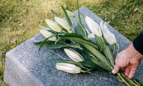 Guide til bisættelse – alt du skal vide om planlægning og valg af ceremoni